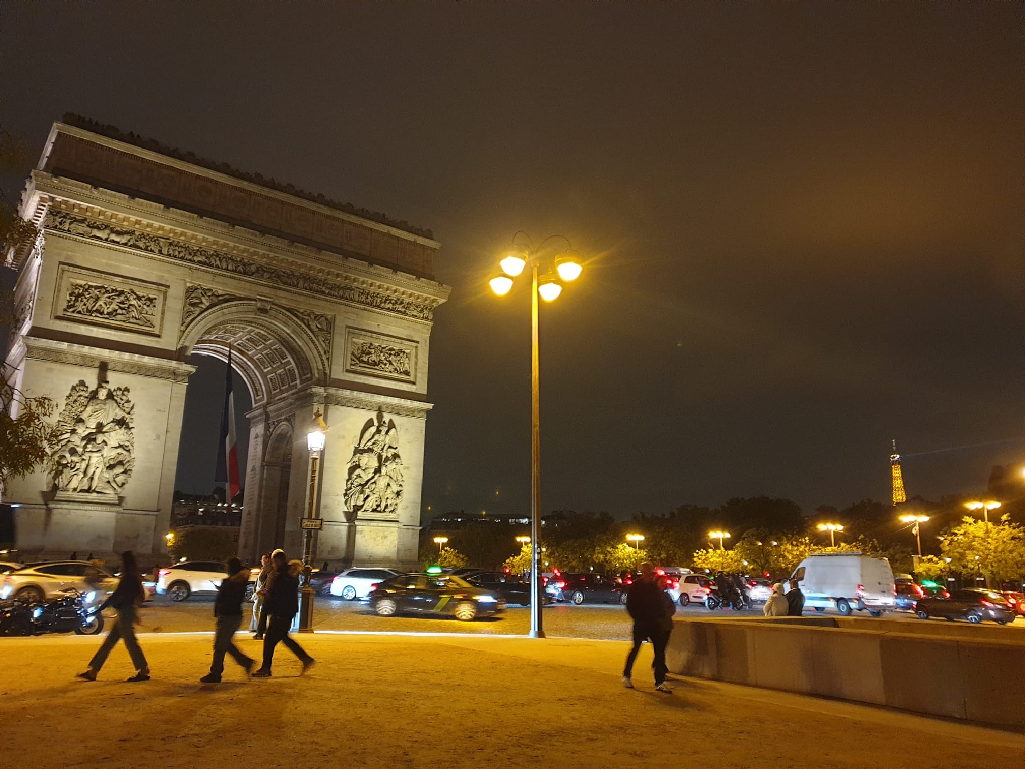 L'Arc de Triomphe de l'Étoile sur les Champs-Élysées